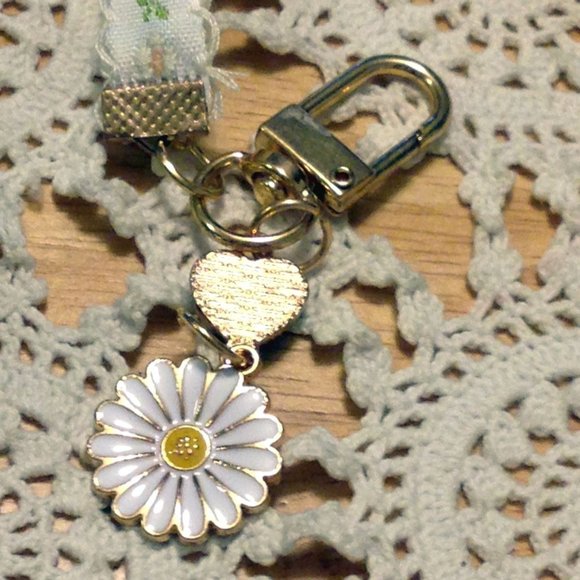 Airpods Pro case, pretty floral design - Picture 3 of 5